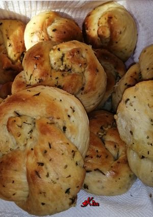 A picture of Garlic and herbs knotted rolls.