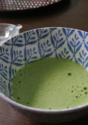Une photo de La préparation un bol du Matcha sur la table