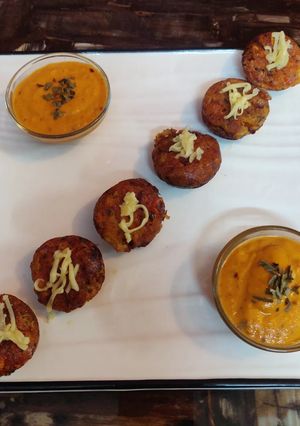 A picture of Pizza appe tomato dip.