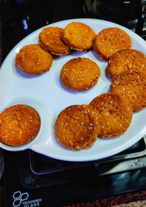 गुड़ आटा मीठी पापड़ी रेसिपी मुख्य फोटो