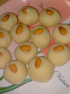 सूजी के लडडू (suji ke ladoo recipe in Hindi) रेसिपी मुख्य फोटो