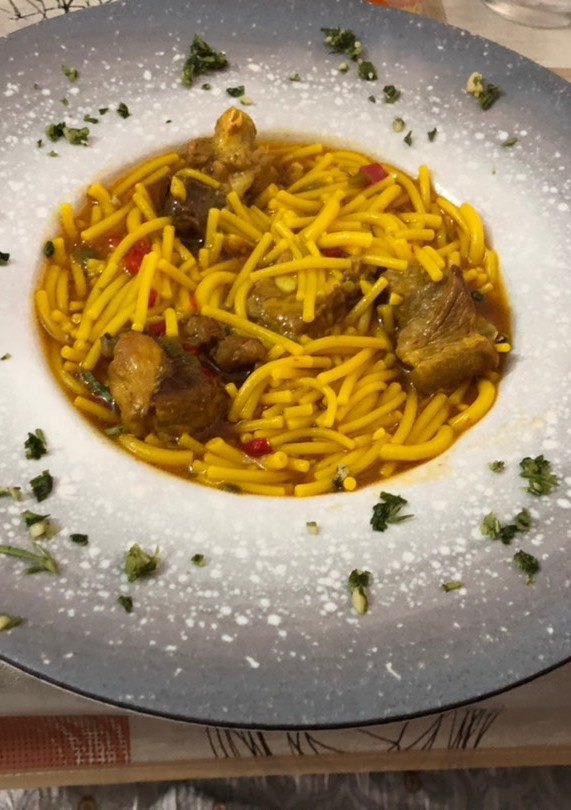 Una foto de Fideos con costilla