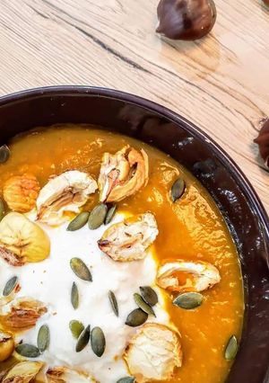 Une photo de ~ Soupe de potimarron aux 4 épices et châtaignes grillées ~
