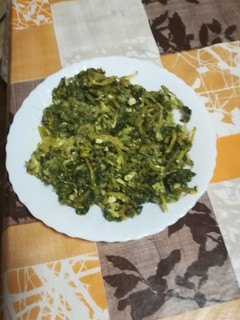 Una foto de Salteado de espinacas espárragos con queso