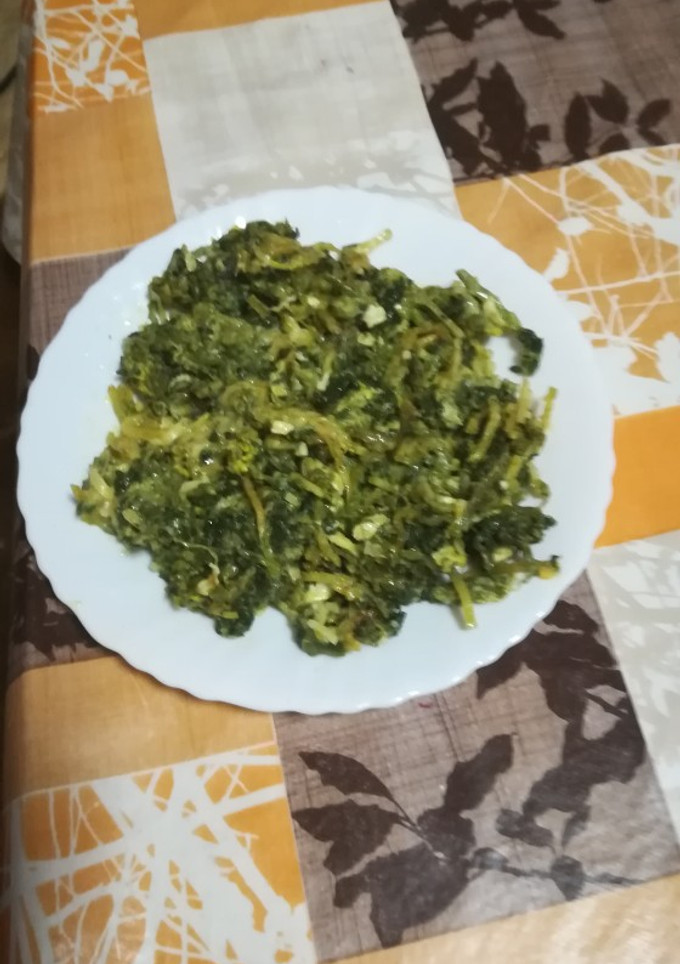 Una foto de Salteado de espinacas espárragos con queso