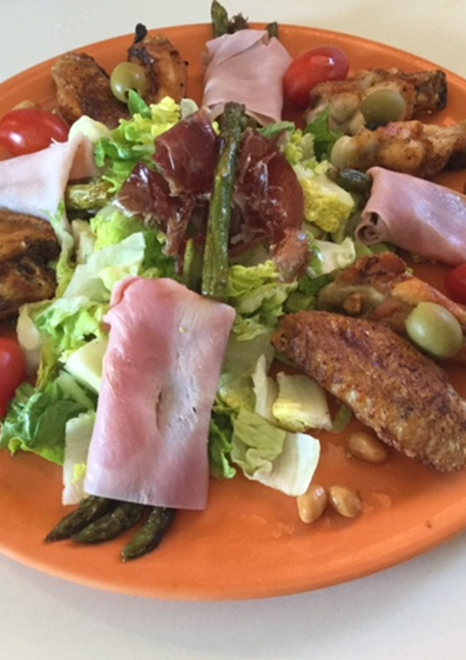 Una foto de Ensalada "alada"