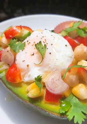 รูปของ Avocado Boat Salad & Egg ไข่ดาวน้ำ&สลัดถั่วลูกไก่ในอะโวคาโด 🥑