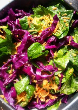 Una foto de Ensalada de espinaca y pollo
