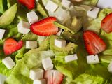 Ensalada de palta, frutillas y queso Feta sobre colchón de lechuga 🥗