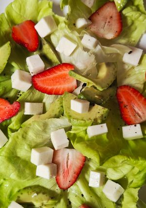 Una foto de Ensalada de palta, frutillas y queso Feta sobre colchón de lechuga 🥗