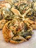 Rustico con pesto di basilico e cipolla al forno