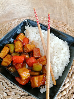 Una foto de Tofu agridulce con pimientos