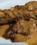 Costillas de cerdo con salsa de jugo de naranja y semillas de girasol, ajonjolí y nuez