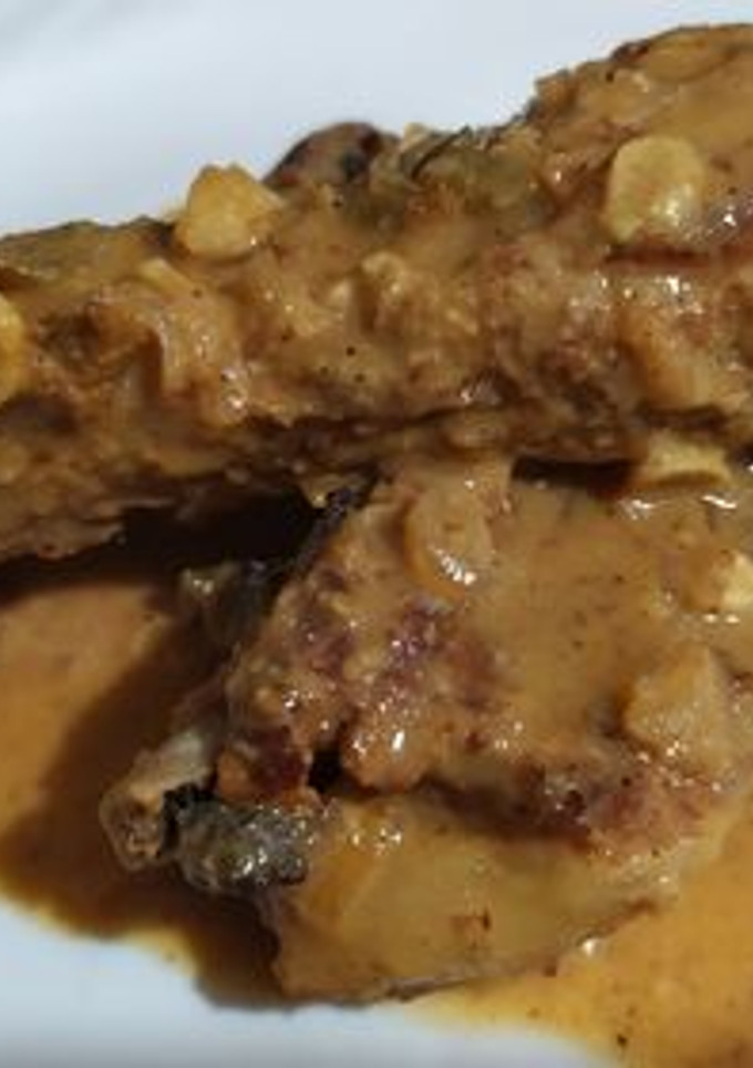 Una foto de Costillas de cerdo con salsa de jugo de naranja y semillas de girasol, ajonjolí y nuez