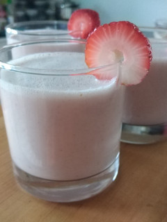 Una foto de Leche de avena y frutillas