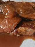 Costilla asada en salsa de vino tinto en olla lenta