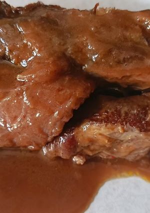 Una foto de Costilla asada en salsa de vino tinto en olla lenta