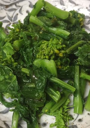 A picture of Japanese boiled Nanohana(rape blossoms).