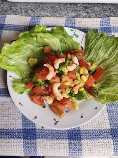 Una foto de Ensalada de camarones y palta🍤🥑🍅.