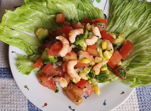 Una foto de Ensalada de camarones y palta🍤🥑🍅.