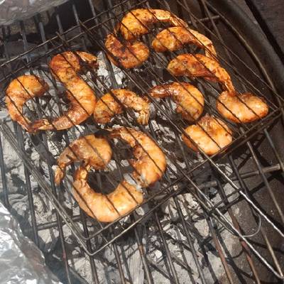 Camarones A La Parrilla En La Estufa Con Llama, Mariscos, Comida De La  Calle Market Fotografía De Stock Alamy 