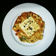 A picture of Easy Cheesy Omelette🧀🍳🤤.