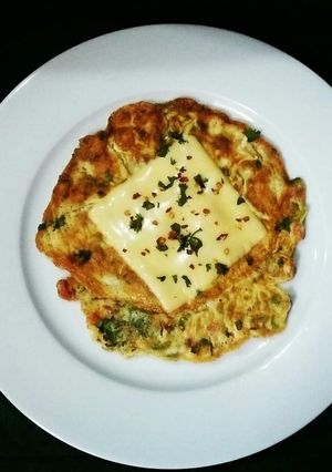 A picture of Easy Cheesy Omelette🧀🍳🤤.