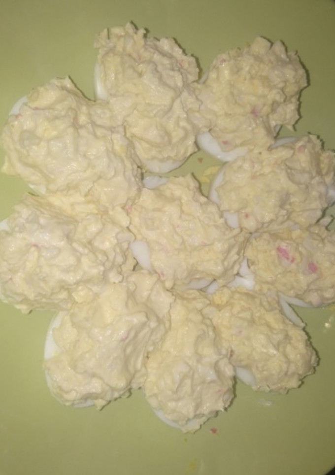 Una foto de Huevos rellenos con queso de cabra y palitos de mar (súper fácil)