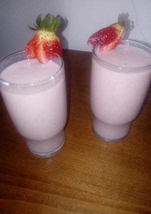 صورة لوصفة عصير حليب بفراولة 🍓وموز 🍌🍌 ياغورت اكتفية بذوق فراولة 🍓