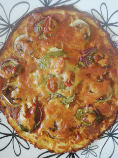 Una foto de Pizza fit sin harina con base de coliflor