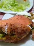 Tosta de salmón estilo mojito y guacamole
