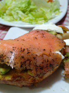 Una foto de Tosta de salmón estilo mojito y guacamole