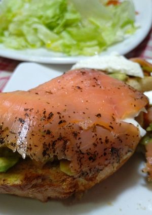 Una foto de Tosta de salmón estilo mojito y guacamole