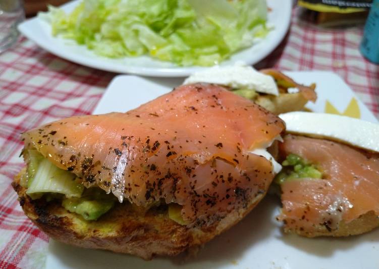 Tosta de salmón estilo mojito y guacamole