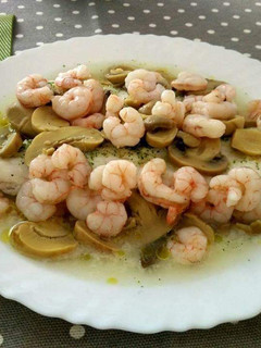Una foto de Merluza con gambas y champiñones al microondas