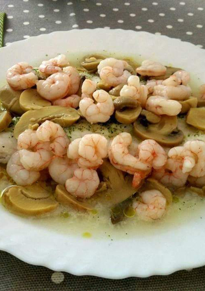 Una foto de Merluza con gambas y champiñones al microondas