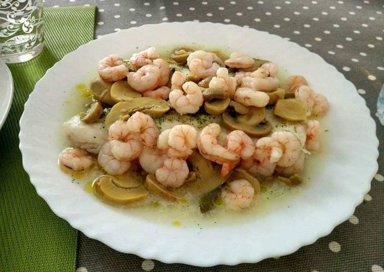 Merluza con gambas y champiñones al microondas