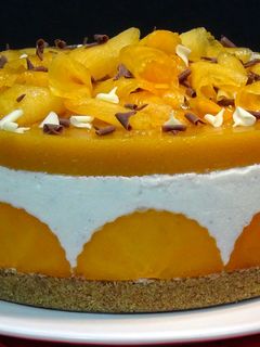 Una foto de Tarta de yogur con fruta caqui o kaki persimón, sin horno