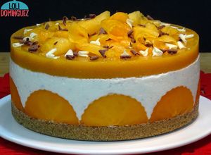 Una foto de Tarta de yogur con fruta caqui o kaki persimón, sin horno
