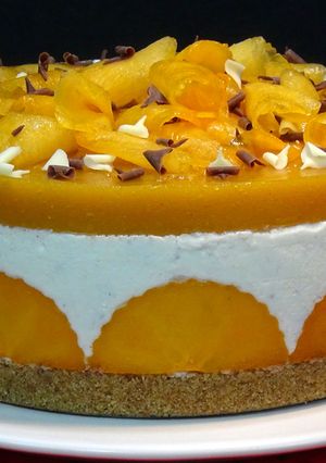 Una foto de Tarta de yogur con fruta caqui o kaki persimón, sin horno