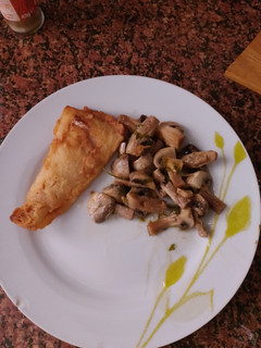 Una foto de Champiñones al ajillo