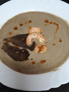Una foto de Crema de lentejas con langostinos y setas