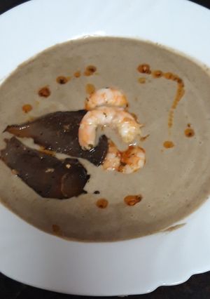 Una foto de Crema de lentejas con langostinos y setas