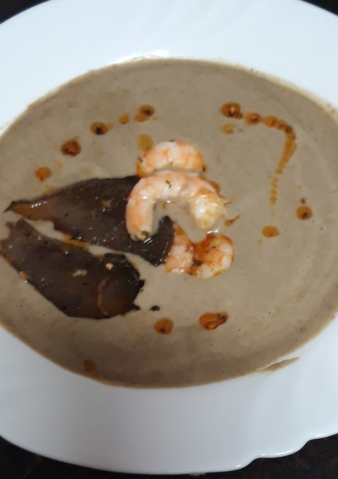 Una foto de Crema de lentejas con langostinos y setas