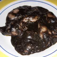 Una foto de Chipirones en su tinta