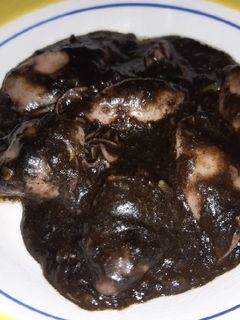 Una foto de Chipirones en su tinta