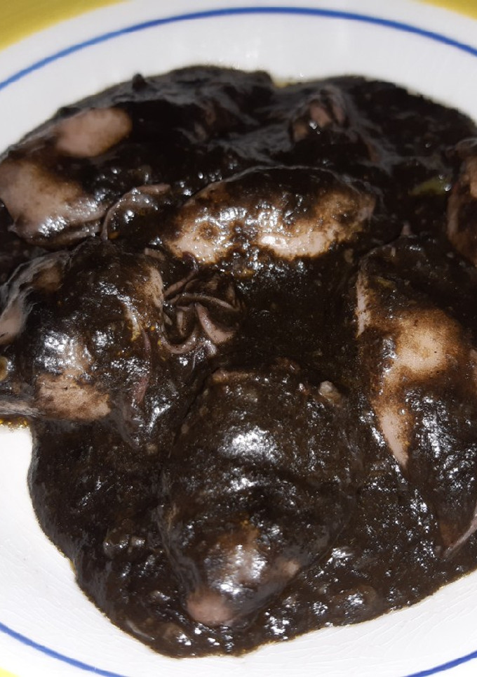 Una foto de Chipirones en su tinta