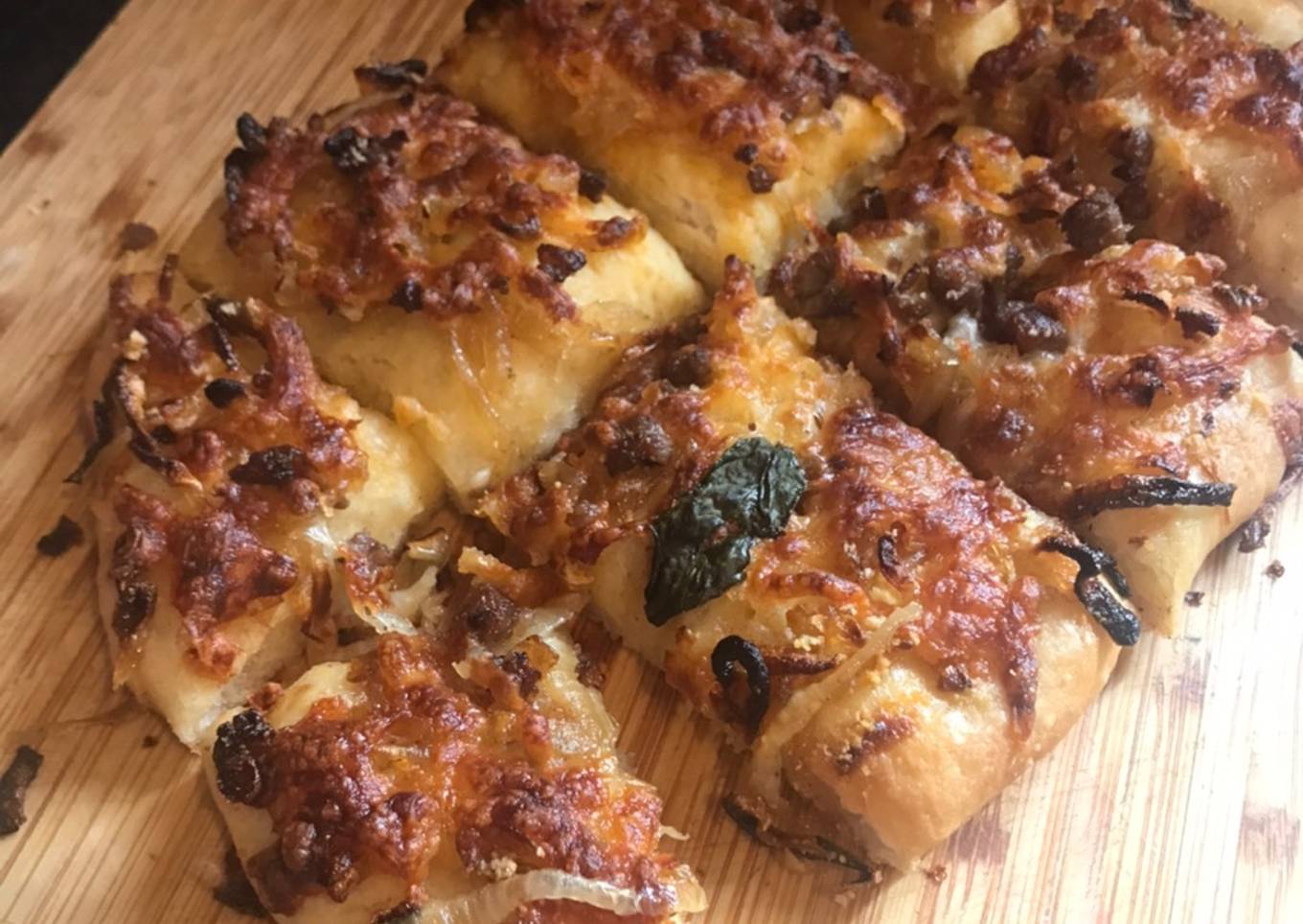 Pizza bread - no knead, with spicy mincebeef & caramelised onion