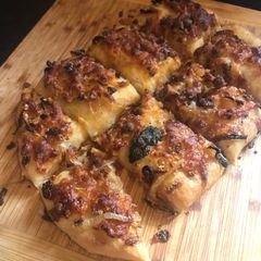 Pizza bread - no knead, with spicy mincebeef & caramelised onion A picture of Pizza bread - no knead, with spicy mincebeef & caramelised onion.
