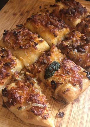 A picture of Pizza bread - no knead, with spicy mincebeef & caramelised onion.